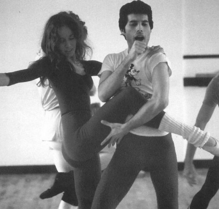A Tribute To Freddie Mercury (44 pics)