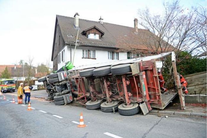 Truck Crashes Into The Side Of A House (16 pics)
