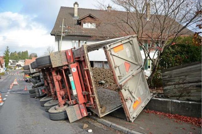 Truck Crashes Into The Side Of A House (16 pics)