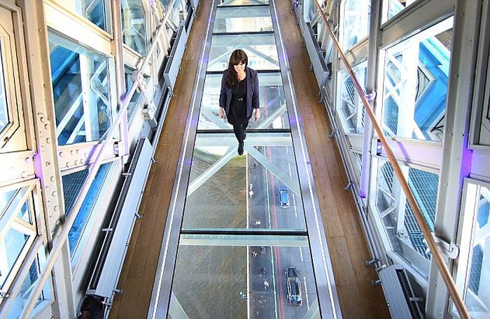 London's Tower Bridge Glass Walkway Smashed By Beer Bottle (4 pics)