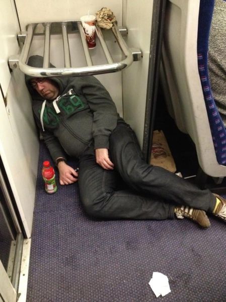 These People Picked The Weirdest Places To Sleep (43 pics)