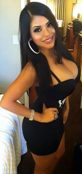 Girls in Tight Dresses (64 pics)