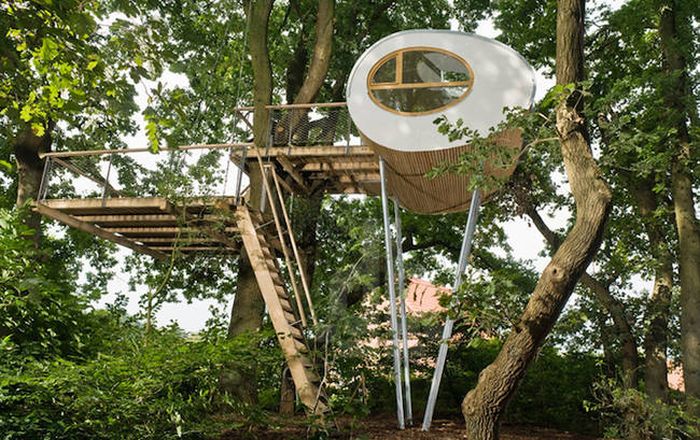 This Modern Tree House Is Simple But Awesome (8 pics)