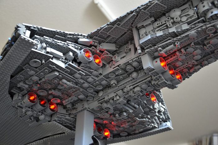 Amazing Star Wars Replica Built With LEGOS (6 pics)