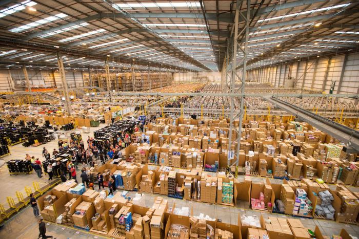 The Amazon Warehouse Is A Madhouse Before Christmas (19 pics)