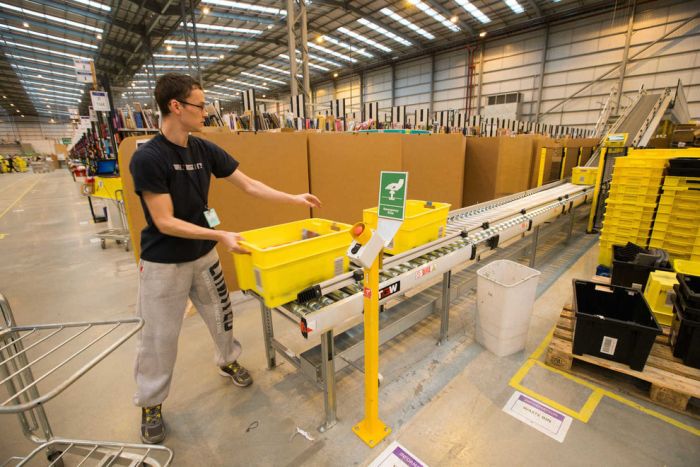 The Amazon Warehouse Is A Madhouse Before Christmas (19 pics)