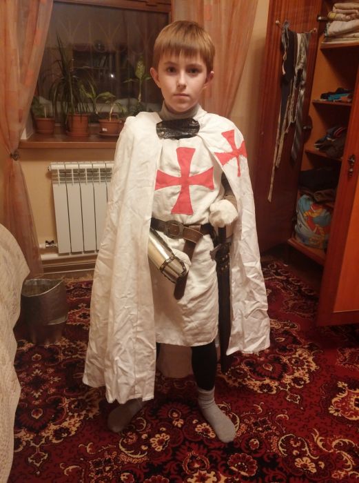 How To Make Your Own Knight Costume (12 pics)