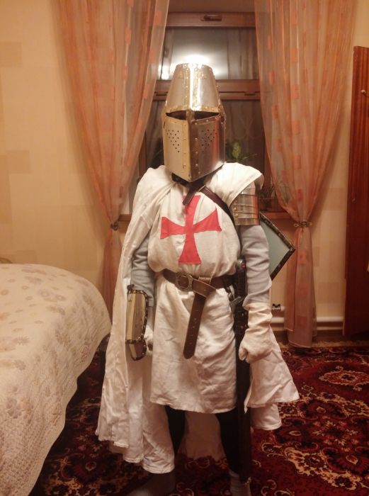 How To Make Your Own Knight Costume (12 pics)