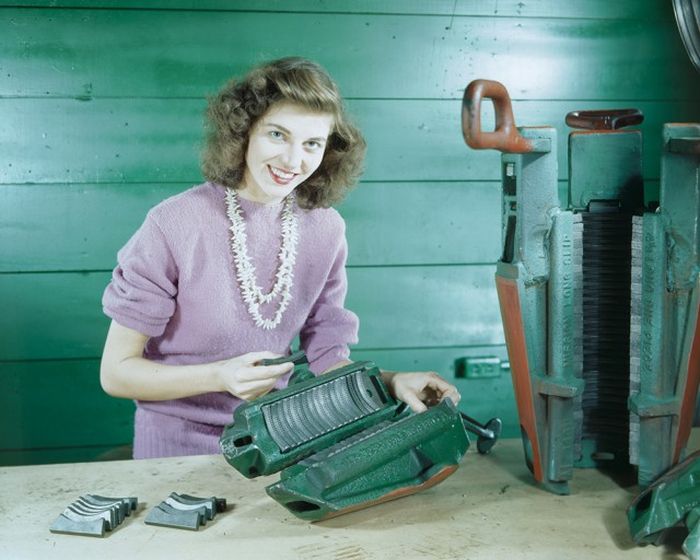 1940s Black And White Photos In Color (49 pics)