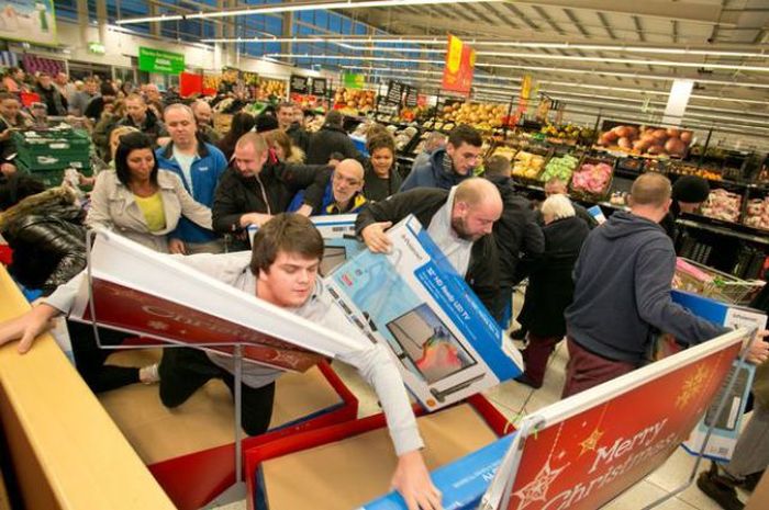 Black Friday Was An All Out War In Britain (40 pics)