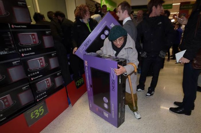 Black Friday Was An All Out War In Britain (40 pics)