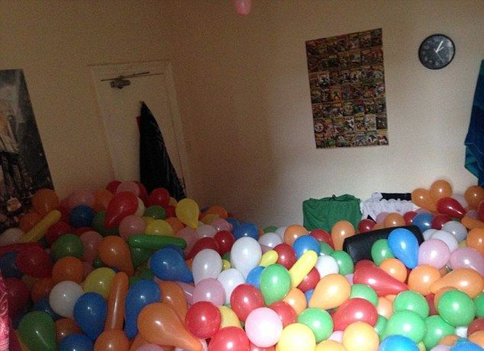5,000 Balloons In A Room (8 pics)