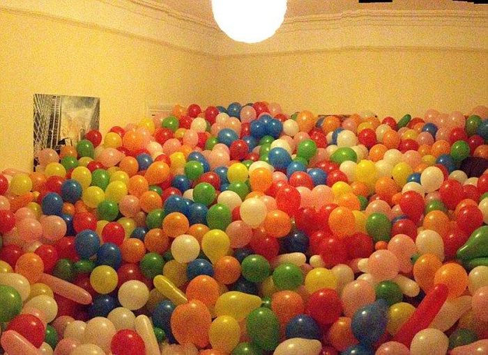 5,000 Balloons In A Room (8 pics)