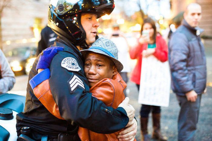 Black Boy Gives Away A Free Hug To A White Cop (3 pics)