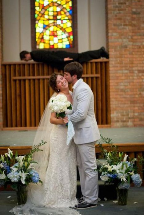 Funny And Awkward Wedding Photos (42 pics)