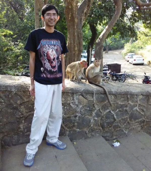 These Monkeys Gave This Guy A Picture To Remember (4 pics)