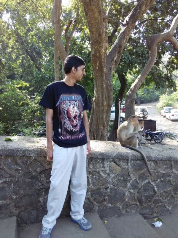 These Monkeys Gave This Guy A Picture To Remember (4 pics)