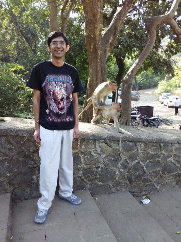 These Monkeys Gave This Guy A Picture To Remember (4 pics)