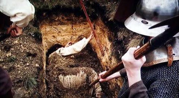 Terrifying Stories Of People That Were Buried Alive (5 pics)