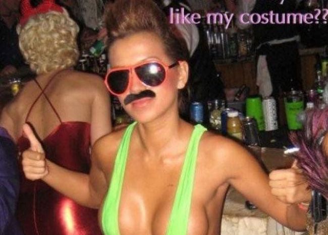 Hot and Funny Costumes (35 pics)