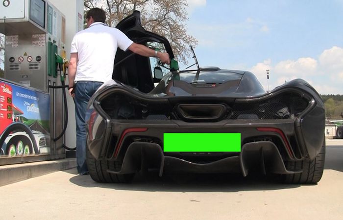 Driver Destroys A $1 Million Dollar McLaren P1 (6 pics)
