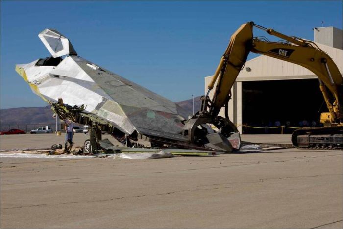 How To Dispose Of A F-117 Bomber (5 pics)