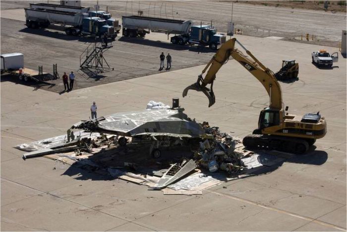 How To Dispose Of A F-117 Bomber (5 pics)