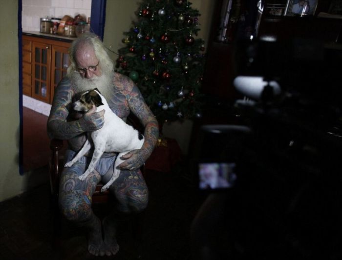 This Santa Is Covered In Tattoos (10 pics)