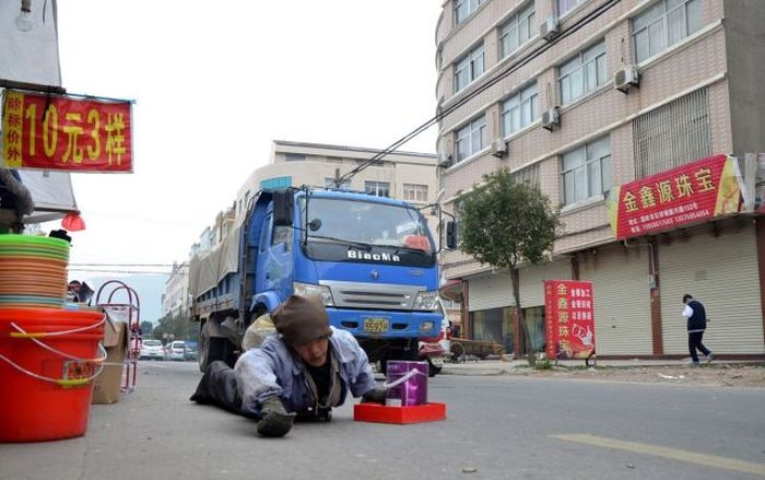Disabled Chinese Beggar Is A Total Fraud (13 pics)
