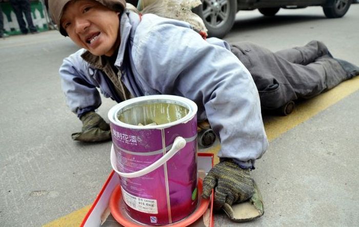 Disabled Chinese Beggar Is A Total Fraud (13 pics)
