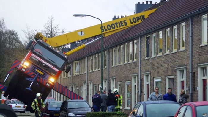 Marriage Proposal With A Crane Goes Wrong (4 pics)