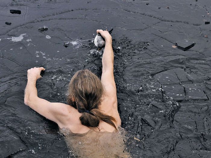 Norwegian Man Saves Duck From A Frozen Lake (4 pics)