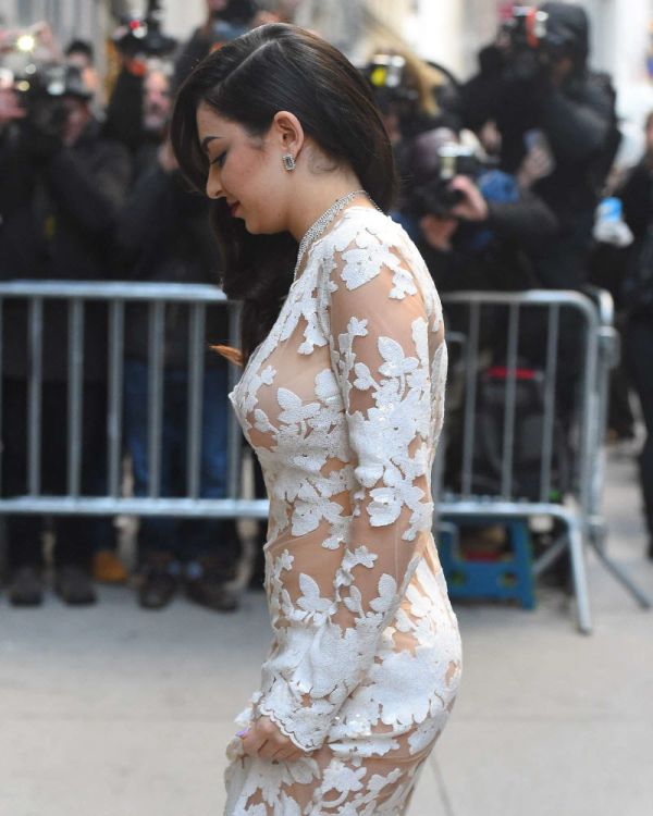 Charli XCX Walks The Red Carpet In A Revealing Dress (17 pics)