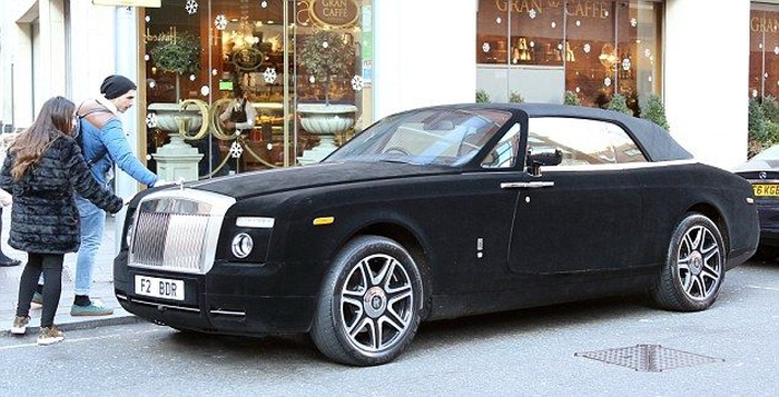 This Rolls Royce Is Covered In Velvet (6 pics)