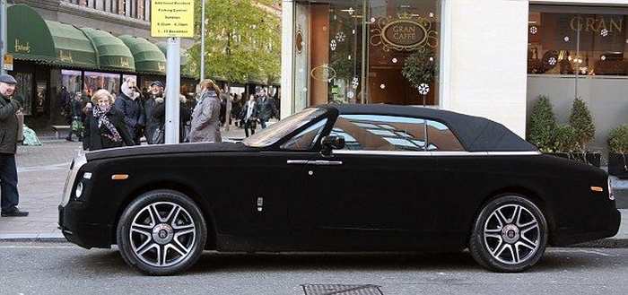 This Rolls Royce Is Covered In Velvet (6 pics)