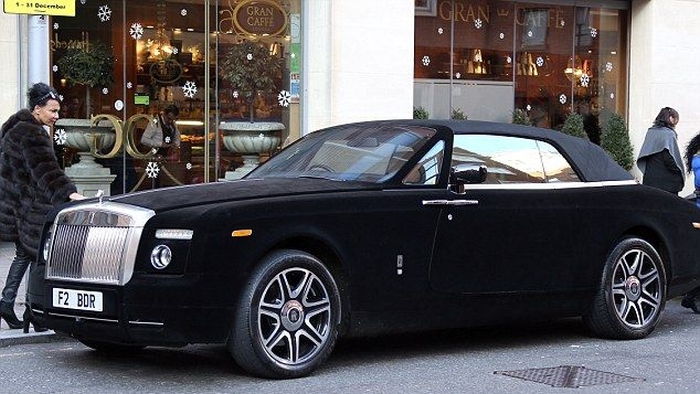 This Rolls Royce Is Covered In Velvet (6 pics)