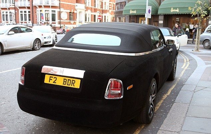 This Rolls Royce Is Covered In Velvet (6 pics)