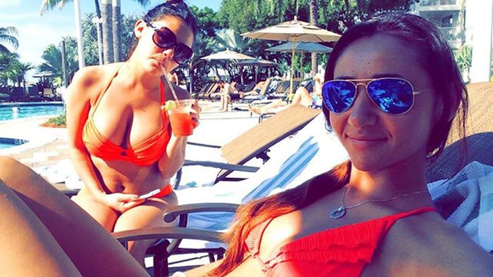 Hot Babes Hanging Out In Bikinis (57 pics)
