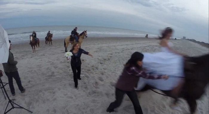 Why Adding A Horse To Your Wedding Pictures Is A Bad Idea (12 pics)