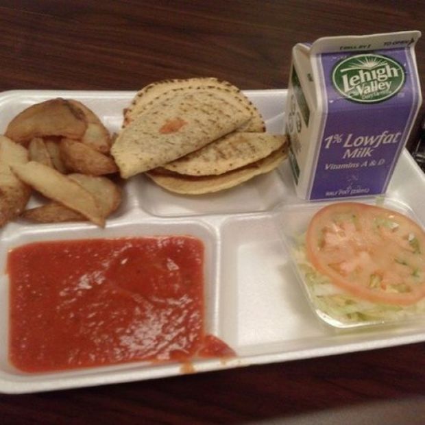 Prison Food vs. School Lunches (14 pics)