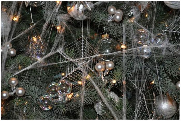 Ukrainians Decorate Their Christmas Trees A Little Differently (7 pics)