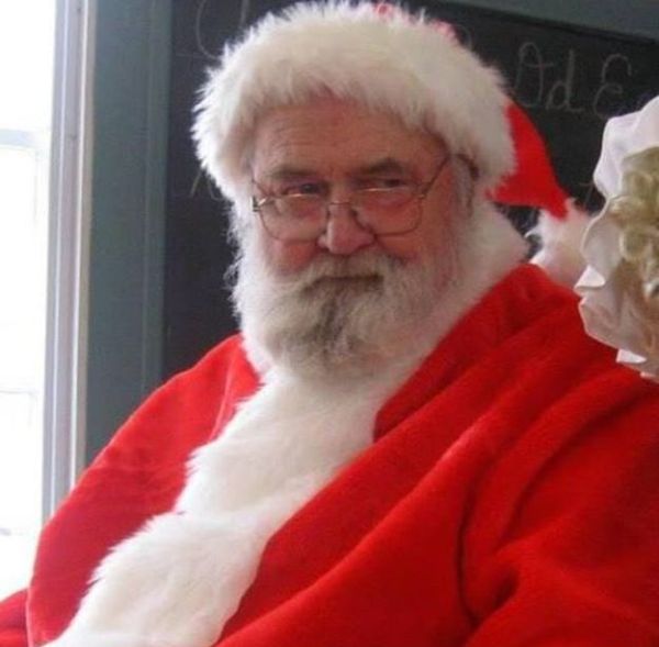 Santa Claus Is Now On Tinder (23 pics)