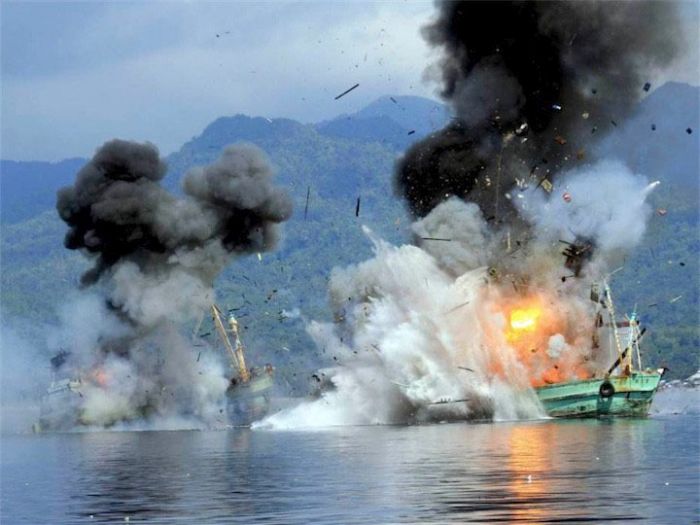 Indonesian Authorities Warn Fishermen (3 pics)