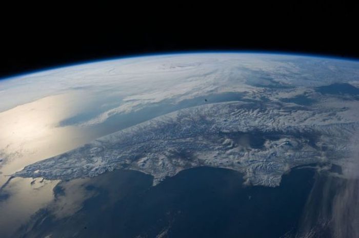 What Earth Looks Like From 200 Miles Up In Space (59 pics)