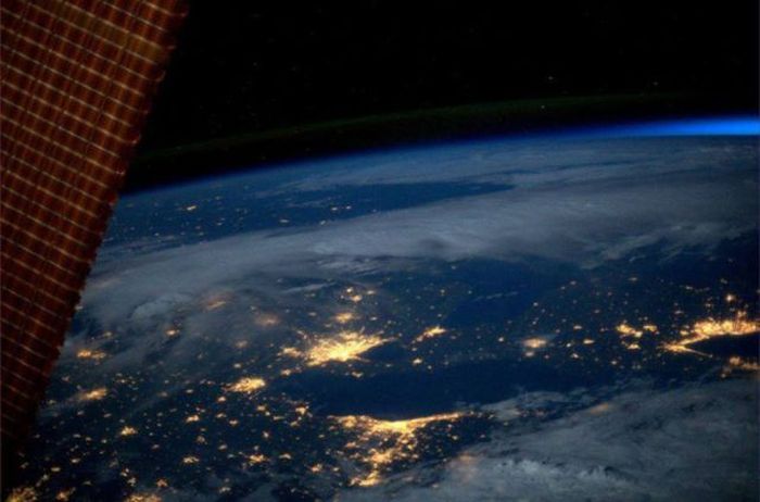 What Earth Looks Like From 200 Miles Up In Space (59 pics)