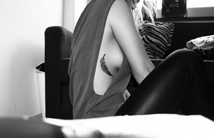 There's Just Something So Hot About Sideboob Tattoos (22 pics)