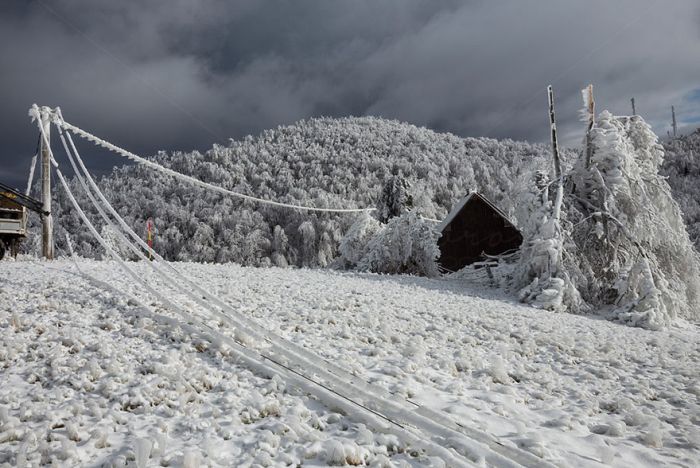 10 Days Of Extreme Weather Turn A Mountain Into Sheer Ice (15 pics)