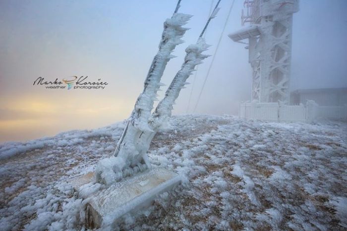 10 Days Of Extreme Weather Turn A Mountain Into Sheer Ice (15 pics)
