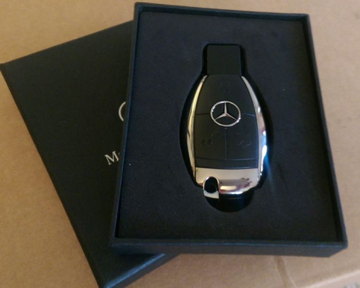 This Guy Made His Girlfriend Think She Was Getting A Mercedes For Xmas (3 pics)