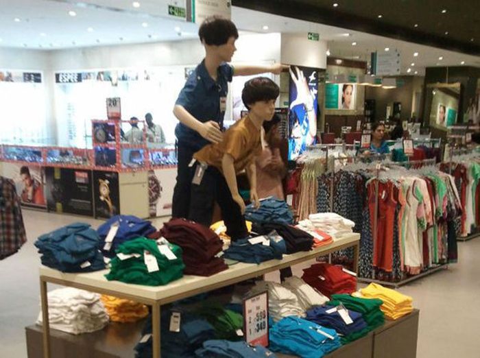 There's Something Off About These Mannequins (29 pics)